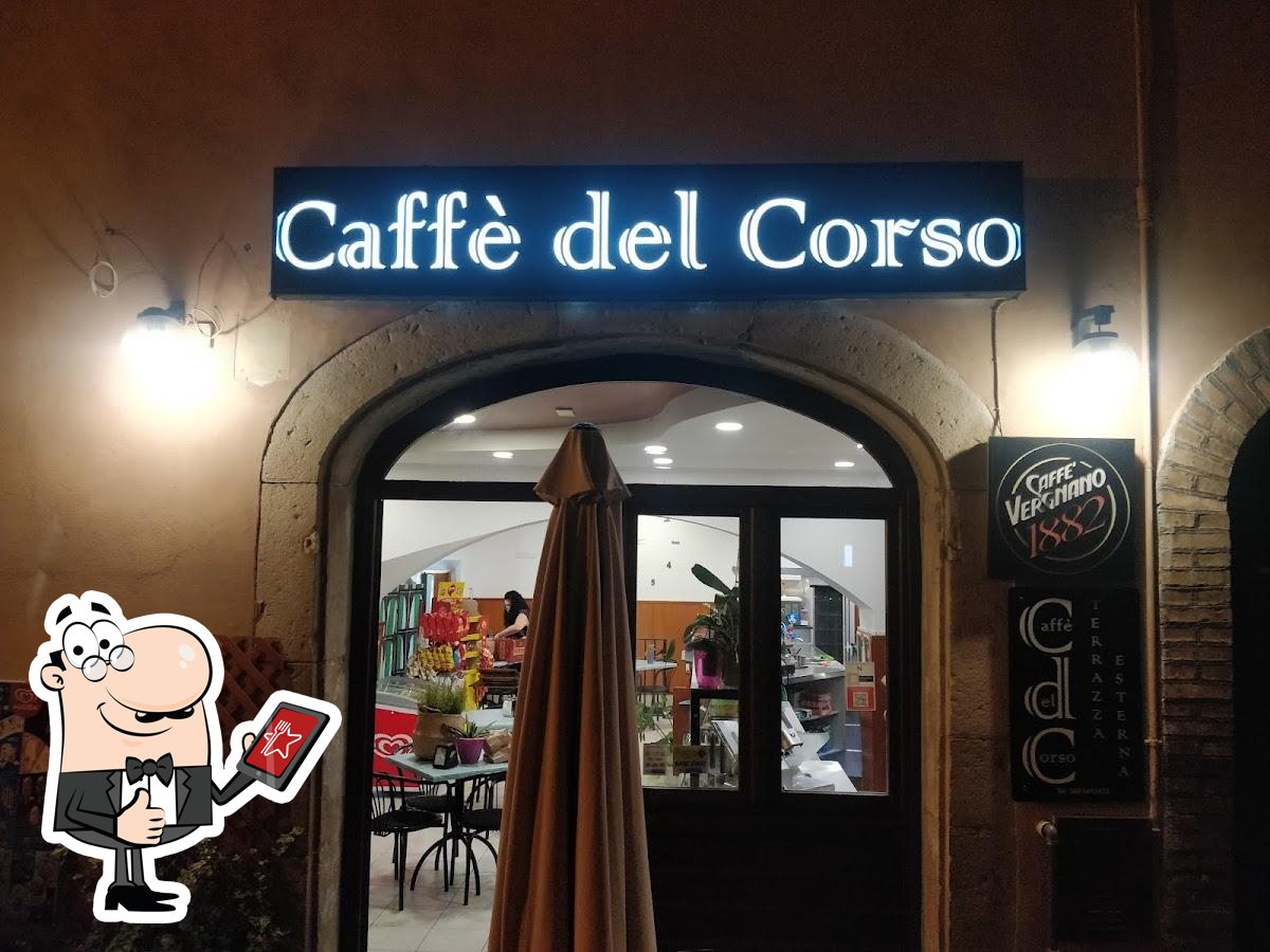 Ingresso del Caffe del Corso di sera con insegna luminosa