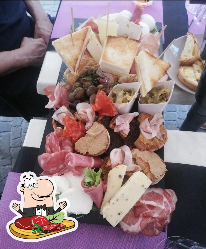 Tagliere con salumi, tramezzini e olive